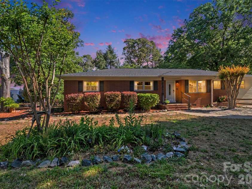 738 Edgemoor Drive, Mooresville, NC 28115.  MLS# CAR4382810, YatesRealty ID 28144. 