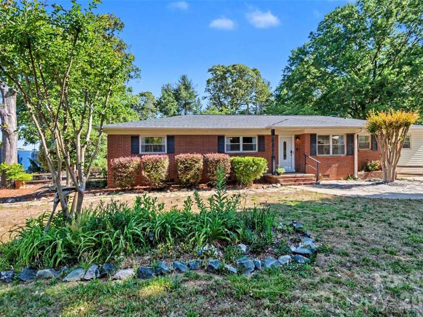 738 Edgemoor Drive, Mooresville, NC 28115.  MLS# CAR4382810, YatesRealty ID 28144. 