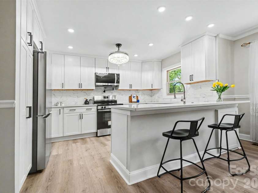738 Edgemoor Drive, Mooresville, NC 28115.  MLS# CAR4382810, YatesRealty ID 28144. Kitchen w/counter height breakfast seating