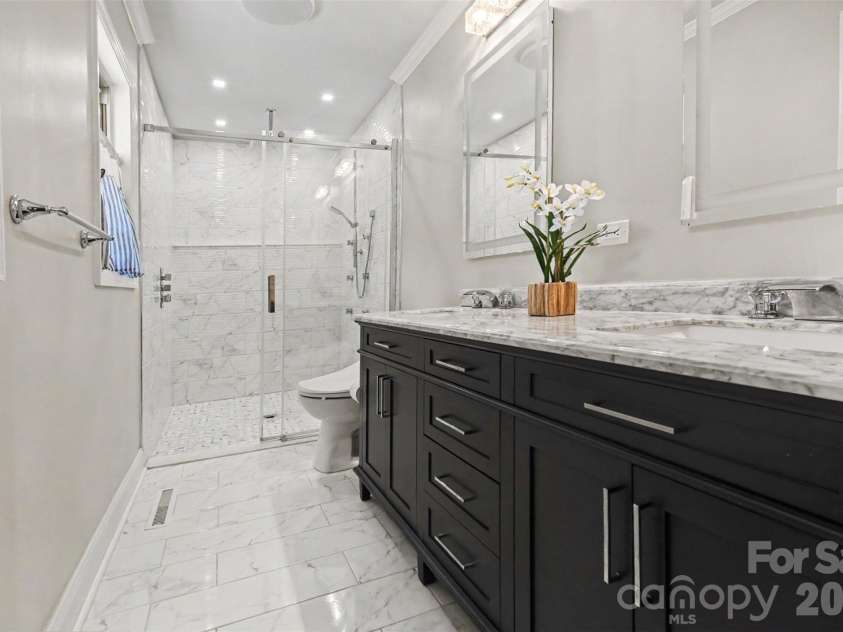 738 Edgemoor Drive, Mooresville, NC 28115.  MLS# CAR4382810, YatesRealty ID 28144. Primary Spa Bath