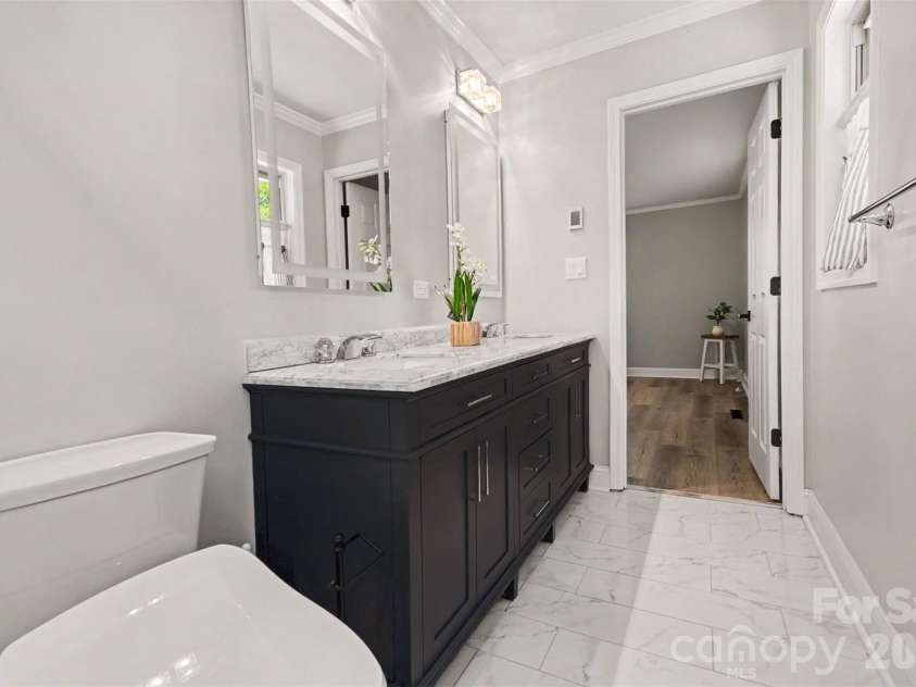 738 Edgemoor Drive, Mooresville, NC 28115.  MLS# CAR4382810, YatesRealty ID 28144. Primary Spa Bath