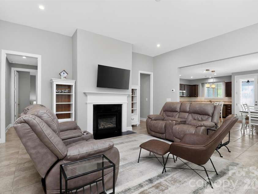 4122 Moxie Way, Charlotte, NC 28215.  MLS# CAR4384032, YatesRealty ID 28145. 