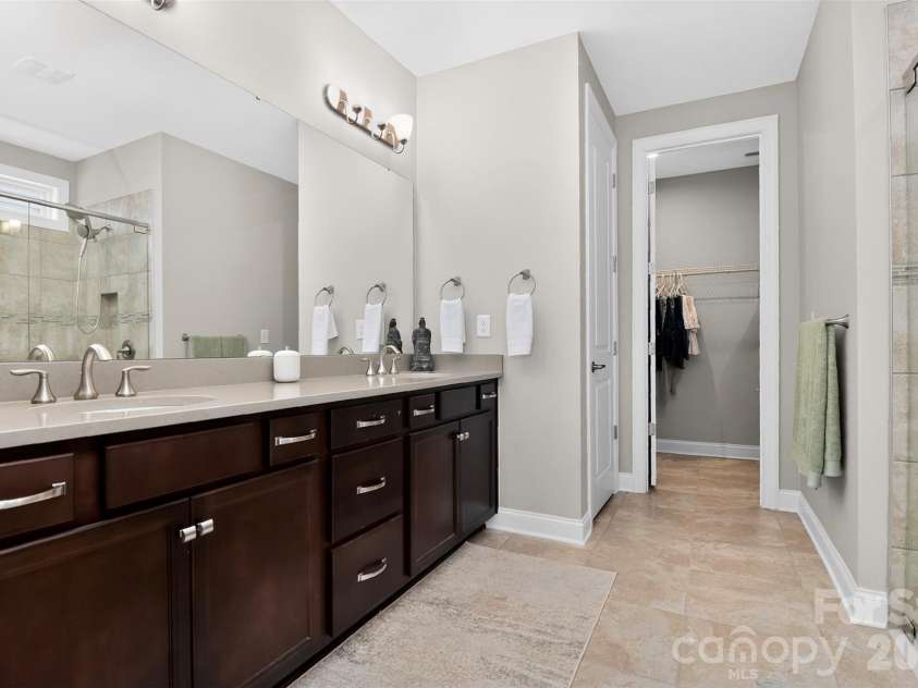 4122 Moxie Way, Charlotte, NC 28215.  MLS# CAR4384032, YatesRealty ID 28145. Primary Bath