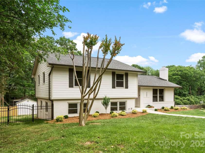 3661 Annlin Avenue, Charlotte, NC 28209.  MLS# CAR4259682, YatesRealty ID 28146. Front Exterior