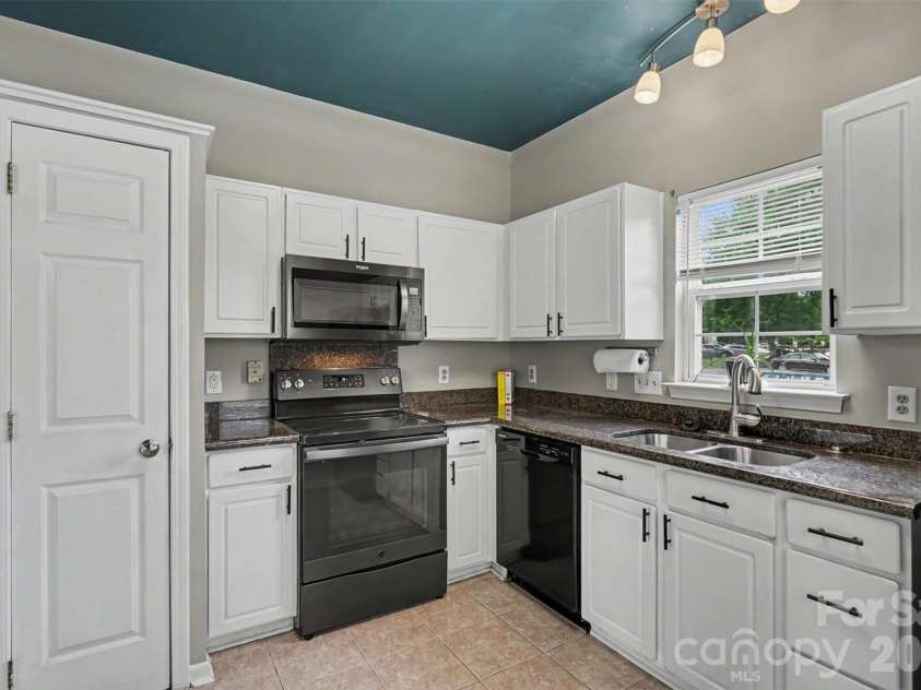 8917 Cinnabay Drive, Charlotte, NC 28216.  MLS# CAR4384561, YatesRealty ID 28146. 