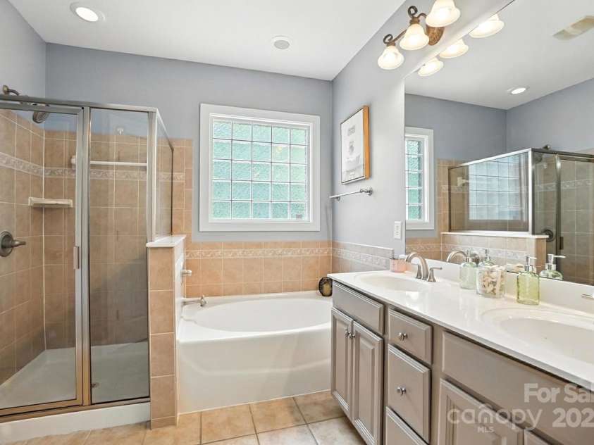 5807 Mctaggart Lane, Charlotte, NC 28269.  MLS# CAR4237626, YatesRealty ID 28147. 