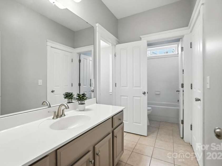 5807 Mctaggart Lane, Charlotte, NC 28269.  MLS# CAR4237626, YatesRealty ID 28147. Jack N Jill Bath