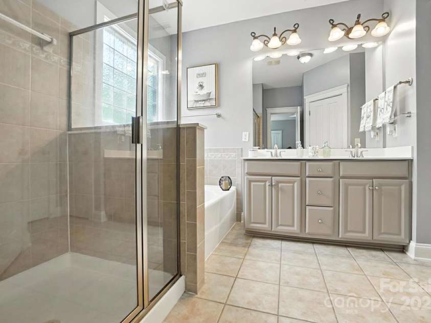 5807 Mctaggart Lane, Charlotte, NC 28269.  MLS# CAR4237626, YatesRealty ID 28147. Primary bath