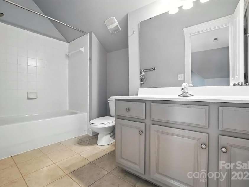 5807 Mctaggart Lane, Charlotte, NC 28269.  MLS# CAR4237626, YatesRealty ID 28147. Third floor full bath