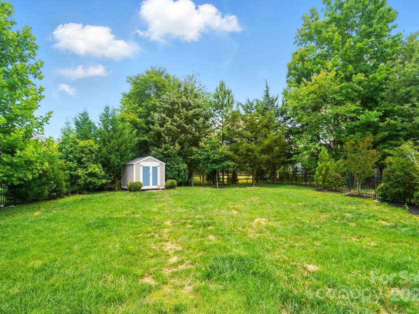8115 Kelburn Lane, Charlotte, NC 28273.  MLS# CAR4269248, YatesRealty ID 28150. Level backyard