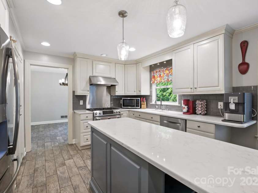 310 25th Avenue, Hickory, NC 28601.  MLS# CAR4273187, YatesRealty ID 28152. 