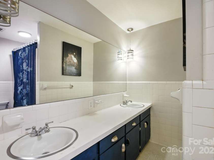 310 25th Avenue, Hickory, NC 28601.  MLS# CAR4273187, YatesRealty ID 28152. 