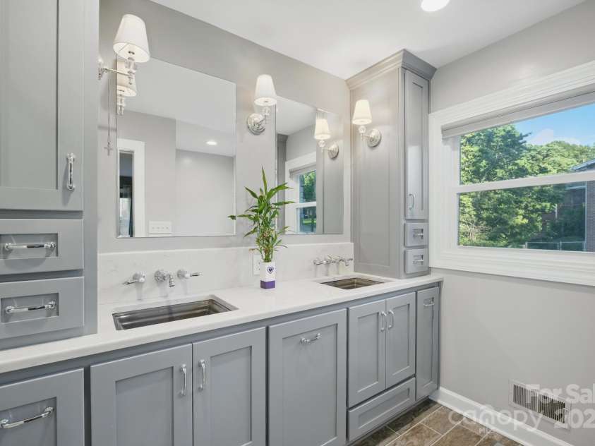 310 25th Avenue, Hickory, NC 28601.  MLS# CAR4273187, YatesRealty ID 28152. 