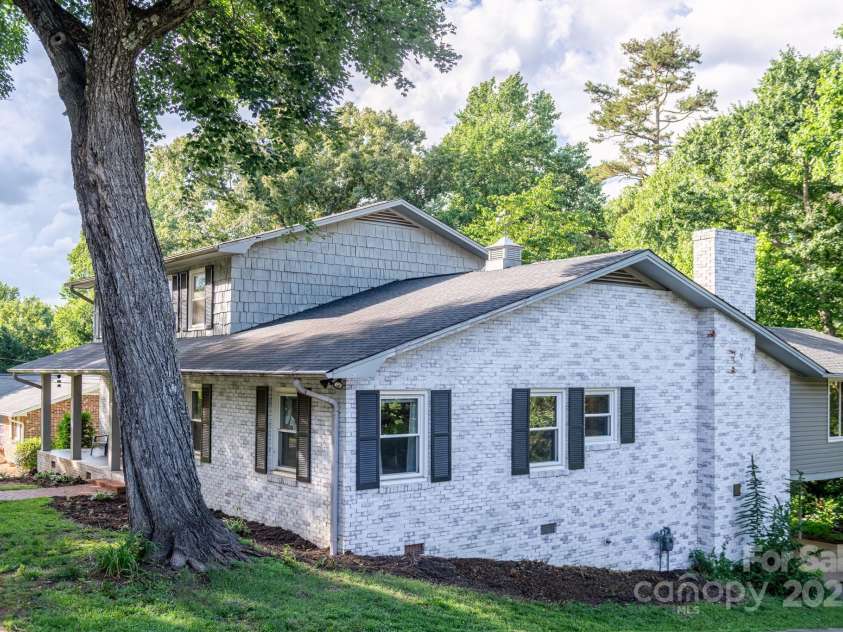 310 25th Avenue, Hickory, NC 28601.  MLS# CAR4273187, YatesRealty ID 28152. 