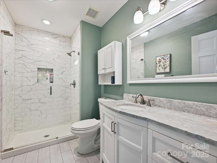 14019 Fountain Lane, Charlotte, NC 28278.  MLS# CAR4275595, YatesRealty ID 28153. Primary bath