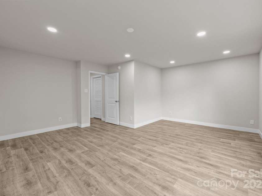 1711 Dunnington Court, Charlotte, NC 28216.  MLS# CAR4277649, YatesRealty ID 28156. 