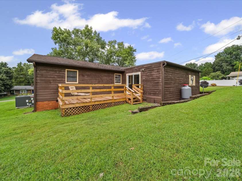 3510 Flint Drive, Statesville, NC 28677.  MLS# CAR4370071, YatesRealty ID 28156. 