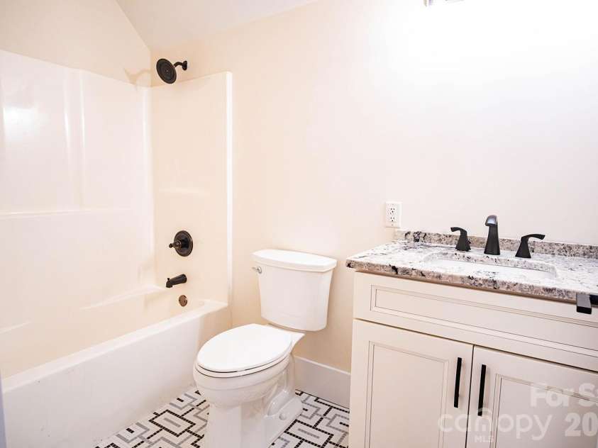 10 McMurray Lane, Black Mountain, NC 28711.  MLS# CAR4333892, YatesRealty ID 2816. Full bath