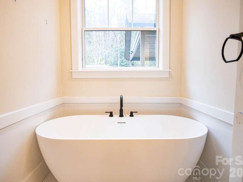 10 McMurray Lane, Black Mountain, NC 28711.  MLS# CAR4333892, YatesRealty ID 2816. Soaker tub