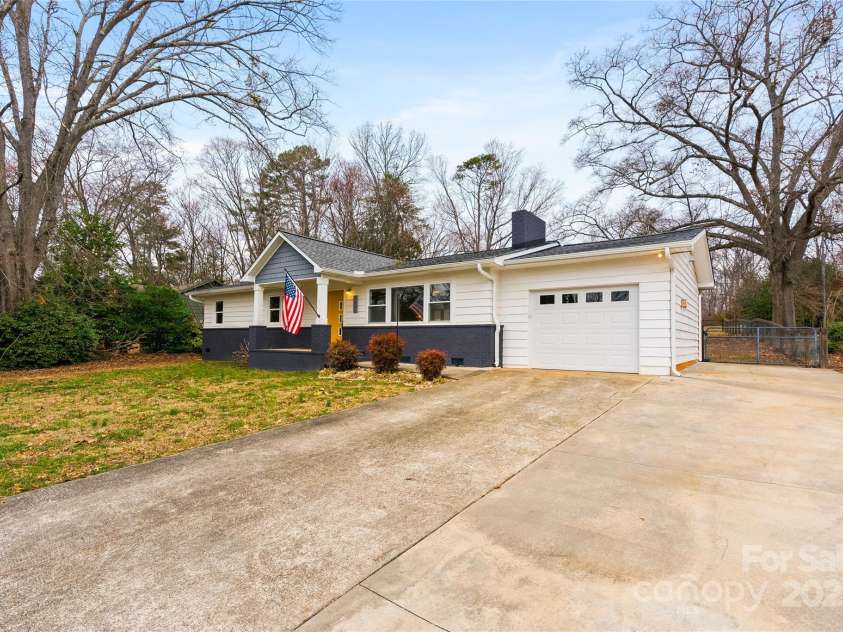 131 Thrift Circle, Landrum, SC 29356.  MLS# CAR4222865, YatesRealty ID 2816. 