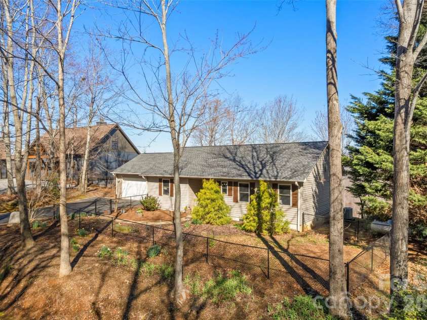 405 Glen Echo Circle, Saluda, NC 28773.  MLS# CAR4354102, YatesRealty ID 28163. 
