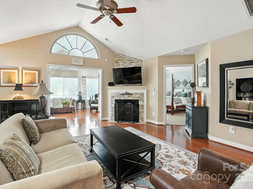 4706 Polo Gate Boulevard, Charlotte, NC 28216.  MLS# CAR4282029, YatesRealty ID 28163. Great Room