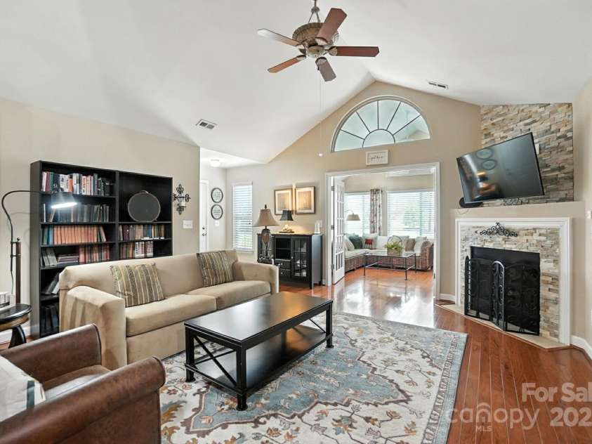4706 Polo Gate Boulevard, Charlotte, NC 28216.  MLS# CAR4282029, YatesRealty ID 28163. Great Room
