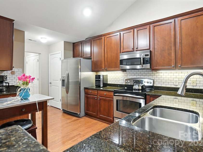 4706 Polo Gate Boulevard, Charlotte, NC 28216.  MLS# CAR4282029, YatesRealty ID 28163. Kitchen