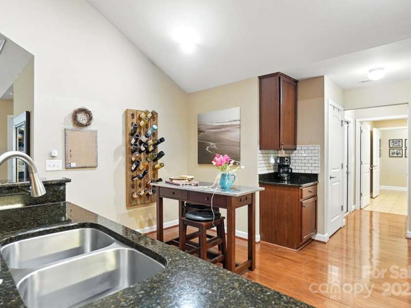 4706 Polo Gate Boulevard, Charlotte, NC 28216.  MLS# CAR4282029, YatesRealty ID 28163. Kitchen
