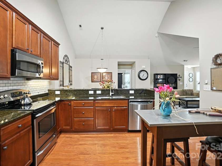 4706 Polo Gate Boulevard, Charlotte, NC 28216.  MLS# CAR4282029, YatesRealty ID 28163. Kitchen