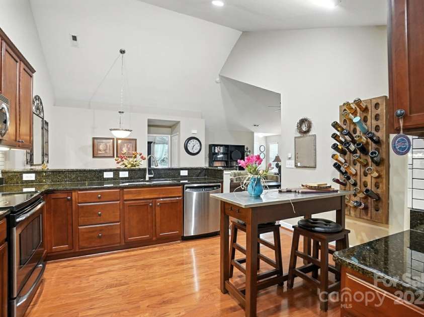 4706 Polo Gate Boulevard, Charlotte, NC 28216.  MLS# CAR4282029, YatesRealty ID 28163. Kitchen