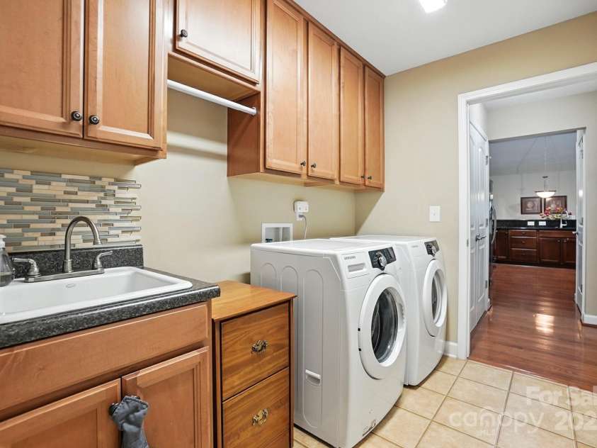 4706 Polo Gate Boulevard, Charlotte, NC 28216.  MLS# CAR4282029, YatesRealty ID 28163. Laundry Room