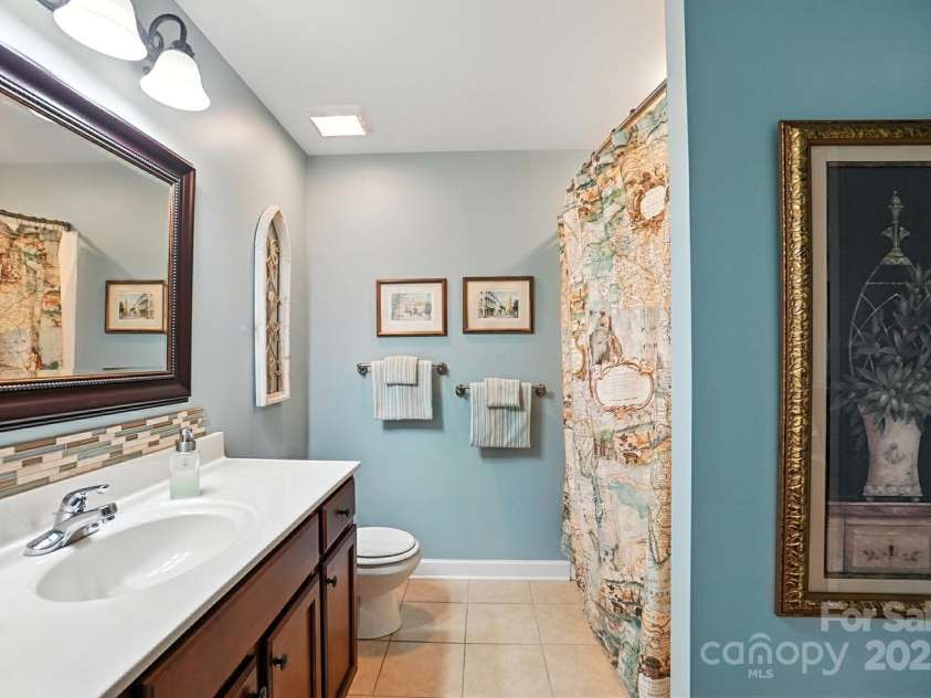 4706 Polo Gate Boulevard, Charlotte, NC 28216.  MLS# CAR4282029, YatesRealty ID 28163. Primary Bath