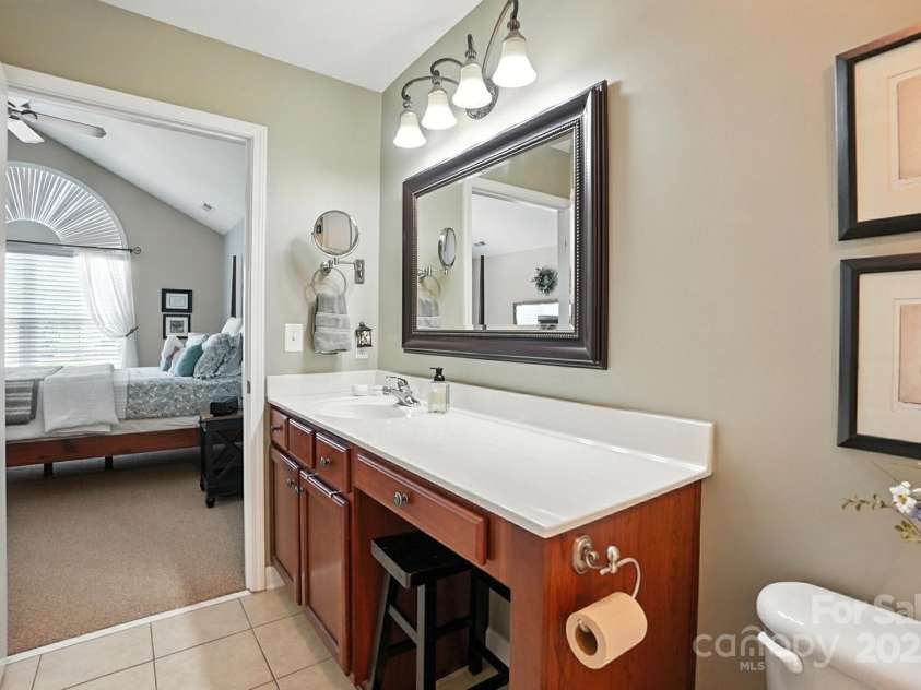 4706 Polo Gate Boulevard, Charlotte, NC 28216.  MLS# CAR4282029, YatesRealty ID 28163. Secondary Bath