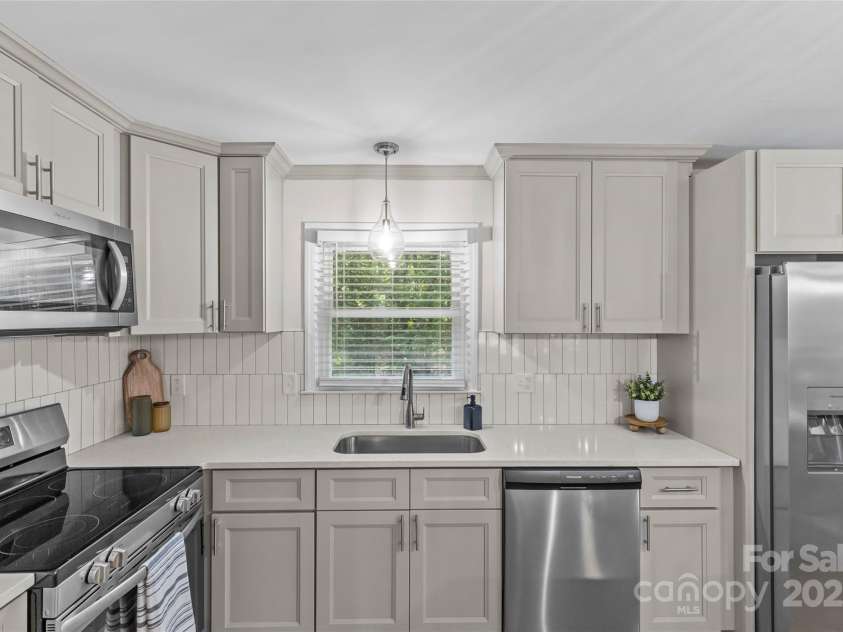 7315 Thorncliff Drive, Charlotte, NC 28210.  MLS# CAR4281507, YatesRealty ID 28164. 
