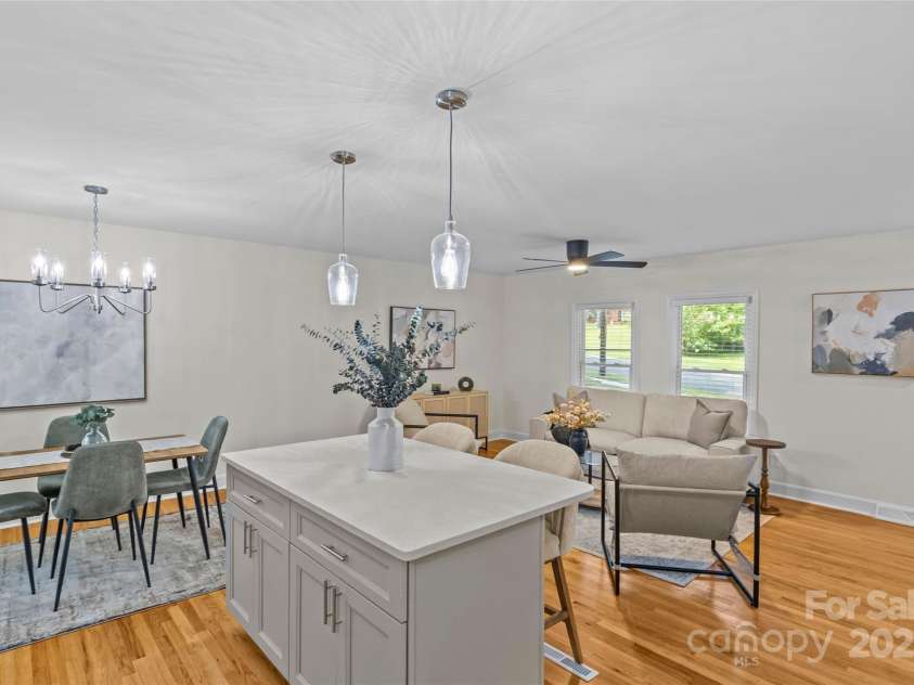 7315 Thorncliff Drive, Charlotte, NC 28210.  MLS# CAR4281507, YatesRealty ID 28164. 