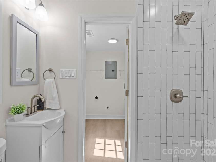 7315 Thorncliff Drive, Charlotte, NC 28210.  MLS# CAR4281507, YatesRealty ID 28164. 