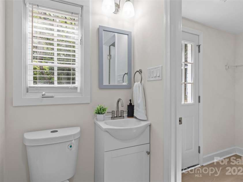 7315 Thorncliff Drive, Charlotte, NC 28210.  MLS# CAR4281507, YatesRealty ID 28164. 