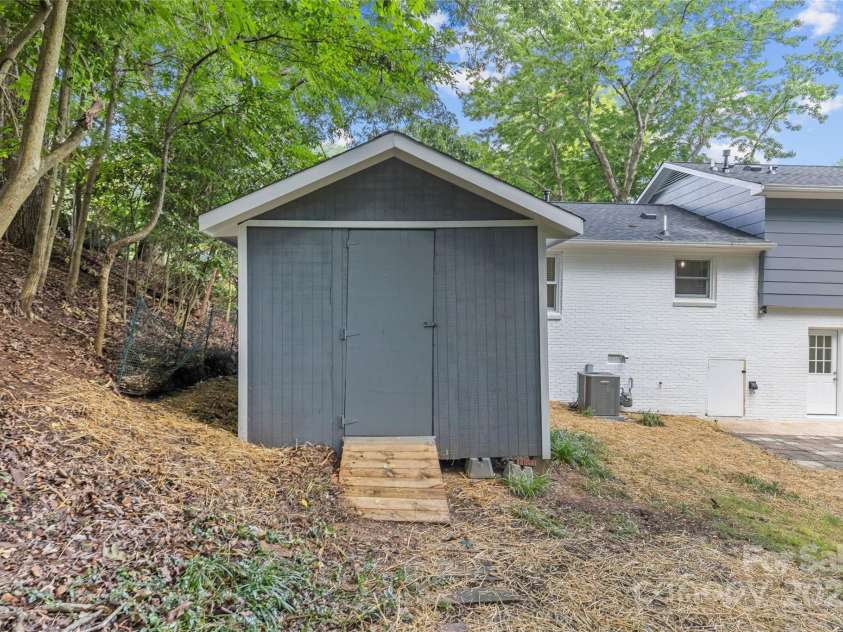 7315 Thorncliff Drive, Charlotte, NC 28210.  MLS# CAR4281507, YatesRealty ID 28164. 