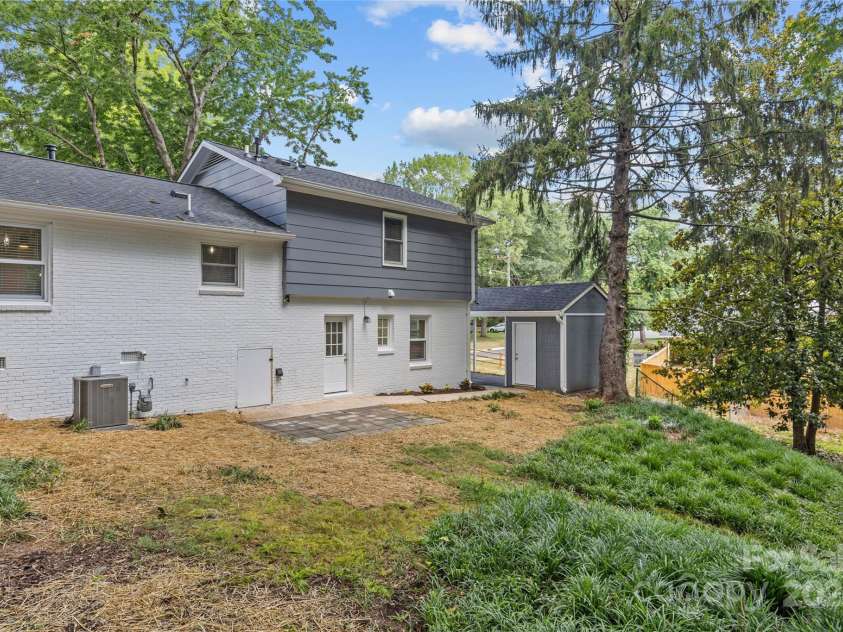 7315 Thorncliff Drive, Charlotte, NC 28210.  MLS# CAR4281507, YatesRealty ID 28164. 