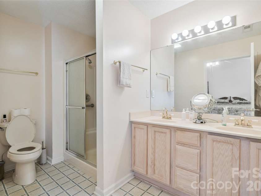 47 Barn Owl Way, Hendersonville, NC 28792.  MLS# CAR4367835, YatesRealty ID 28166. Main bath