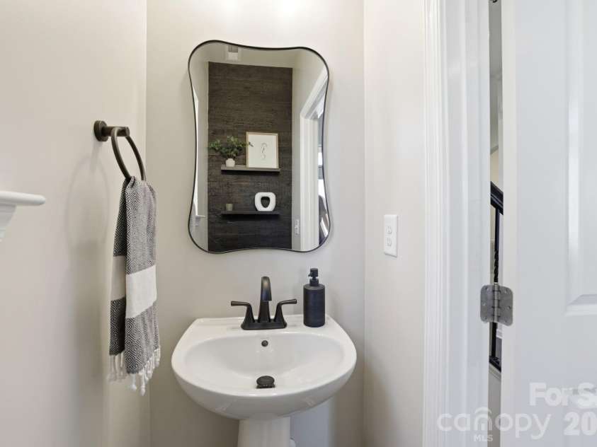 1819 Fleetwood Drive, Charlotte, NC 28208.  MLS# CAR4372491, YatesRealty ID 28168. Half Bath