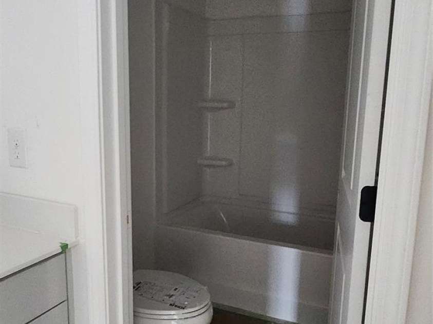 638 Amberjack Place, York, SC 29745.  MLS# CAR4276603, YatesRealty ID 28168. Secondary bathroom separate tub/toilet