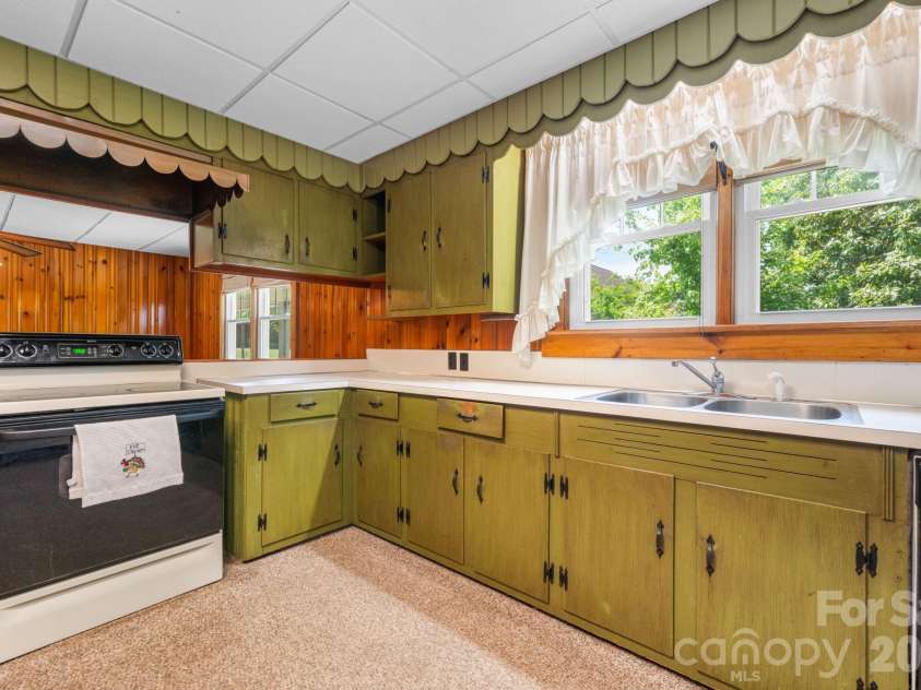 207 Main Street, Maiden, NC 28650.  MLS# CAR4378562, YatesRealty ID 28171. 