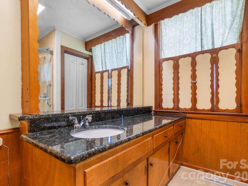 207 Main Street, Maiden, NC 28650.  MLS# CAR4378562, YatesRealty ID 28171. 