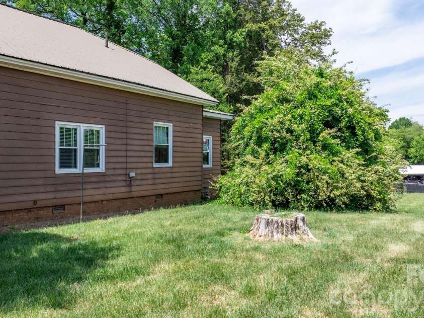 207 Main Street, Maiden, NC 28650.  MLS# CAR4378562, YatesRealty ID 28171. 