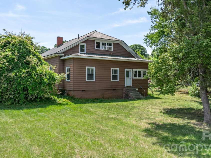 207 Main Street, Maiden, NC 28650.  MLS# CAR4378562, YatesRealty ID 28171. 