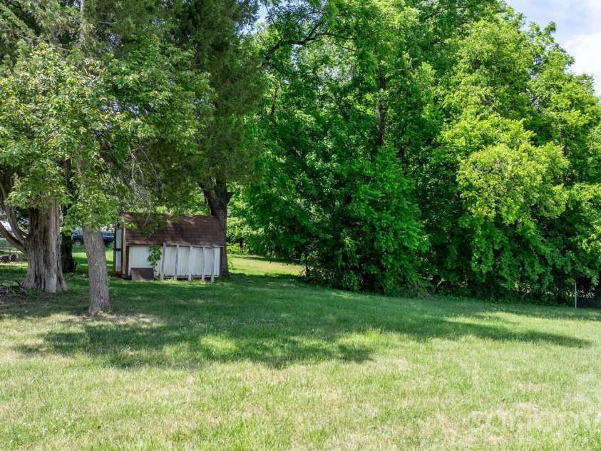 207 Main Street, Maiden, NC 28650.  MLS# CAR4378562, YatesRealty ID 28171. 