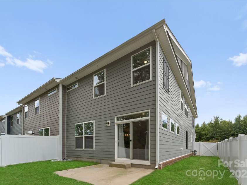 1022 Moffatt Lane, Matthews, NC 28105.  MLS# CAR4275398, YatesRealty ID 28175. 