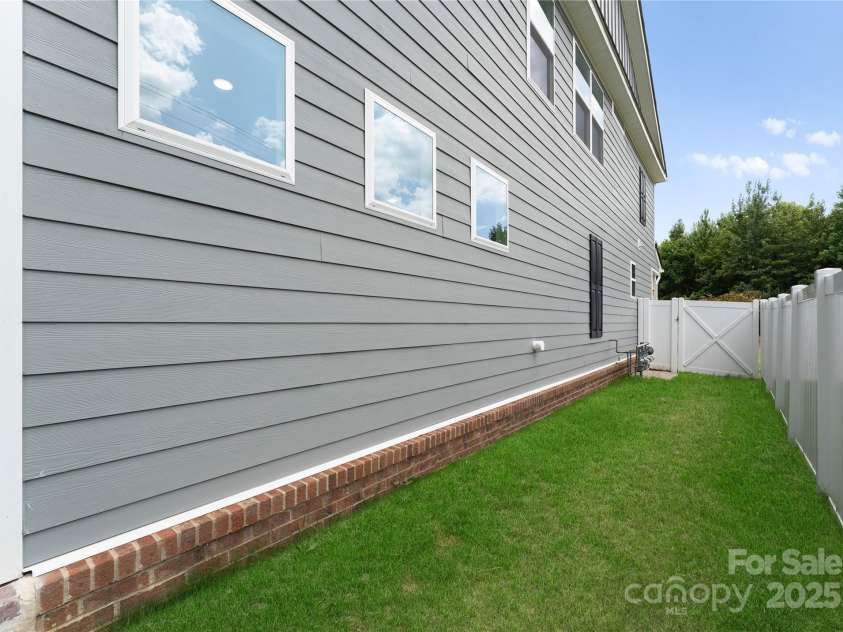 1022 Moffatt Lane, Matthews, NC 28105.  MLS# CAR4275398, YatesRealty ID 28175. 